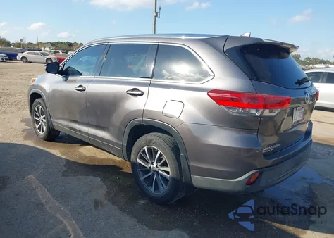2018 Toyota Highlander Xle z USA, uszkodzony, nr VIN 5TDKZRFHXJS534847